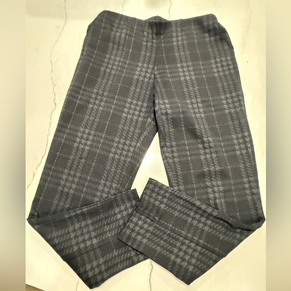 HUE Plaid Black and Gray plaid Cropped Pants size small